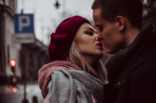 muž a žena polibek